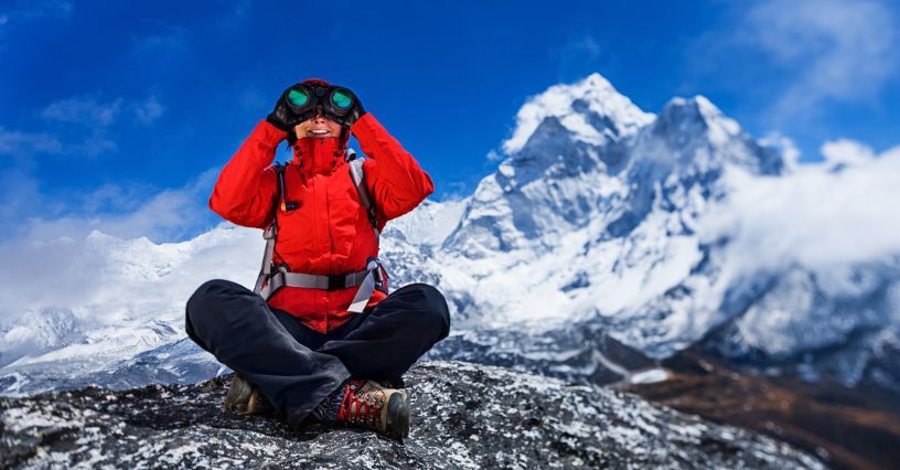 Dobra lornetka w góry: jak wybrać najlepszą lornetkę turystyczną?