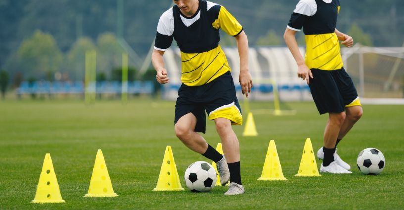 Jak wybrać pachołki treningowe do piłki nożnej? Ćwiczenia z pachołkami piłkarskimi