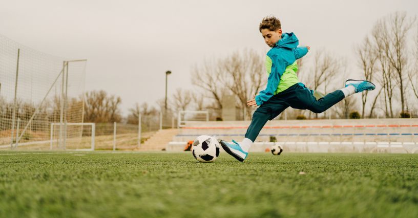 Jaki dres piłkarski wybrać na treningi w okresie jesienno-zimowym?